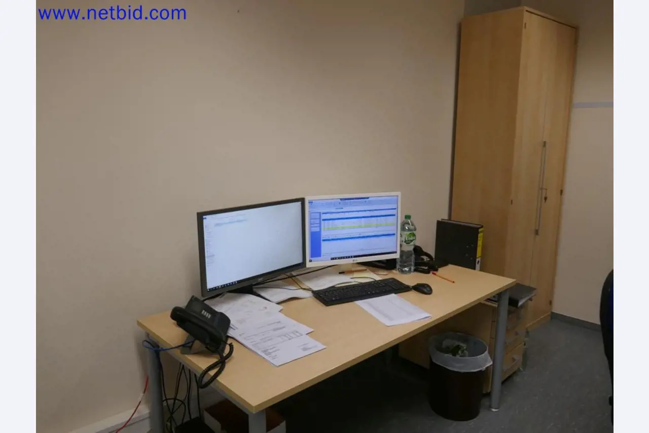 Medizinisch technische Geräte, Einrichtung und Mobiliar eines Krankenhauses-1