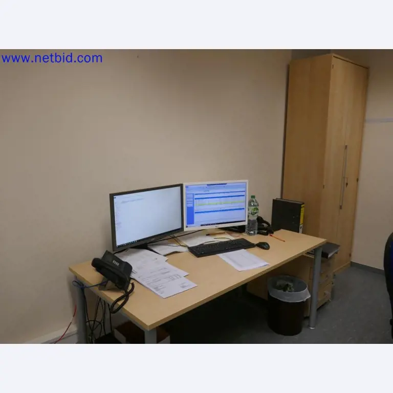 Medizinisch technische Geräte, Einrichtung und Mobiliar eines Krankenhauses-1