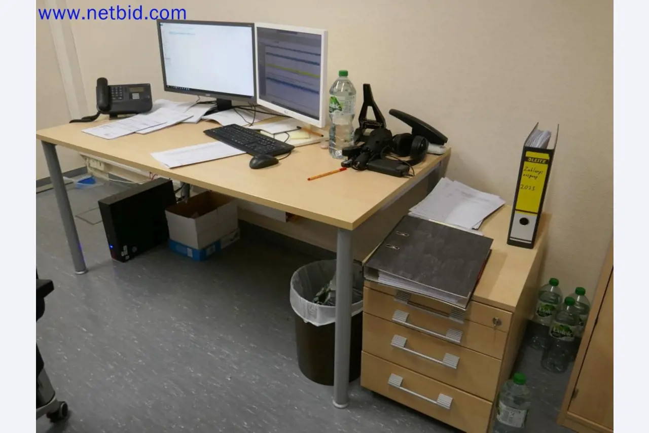 Medizinisch technische Geräte, Einrichtung und Mobiliar eines Krankenhauses-2