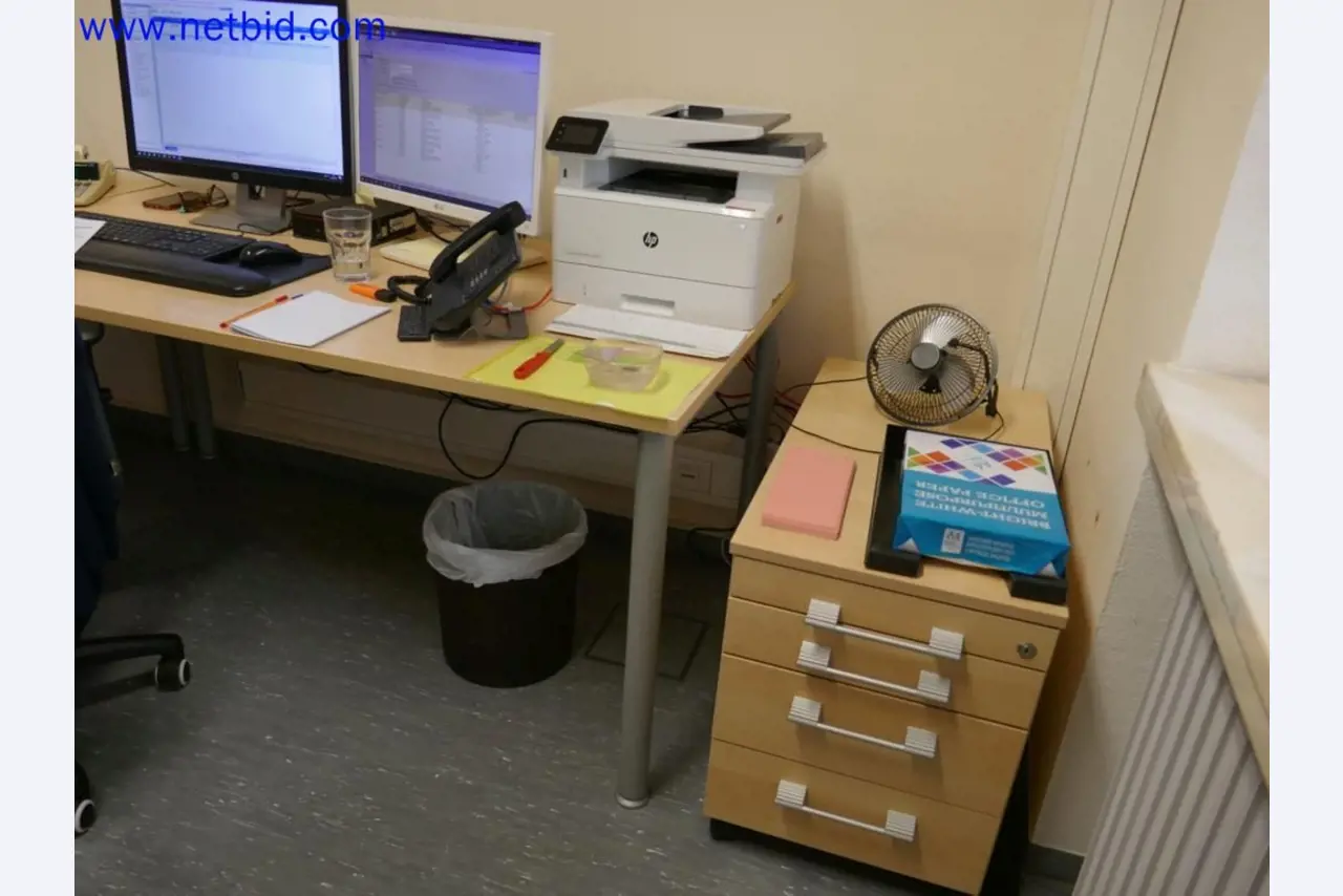 Medizinisch technische Geräte, Einrichtung und Mobiliar eines Krankenhauses-3