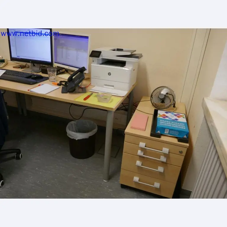 Medizinisch technische Geräte, Einrichtung und Mobiliar eines Krankenhauses-3