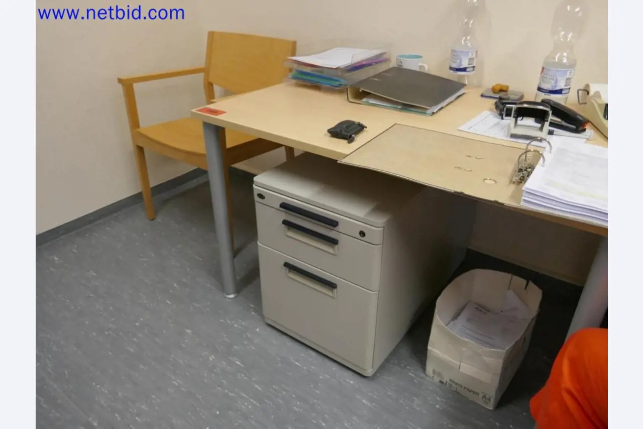 Medizinisch technische Geräte, Einrichtung und Mobiliar eines Krankenhauses-4