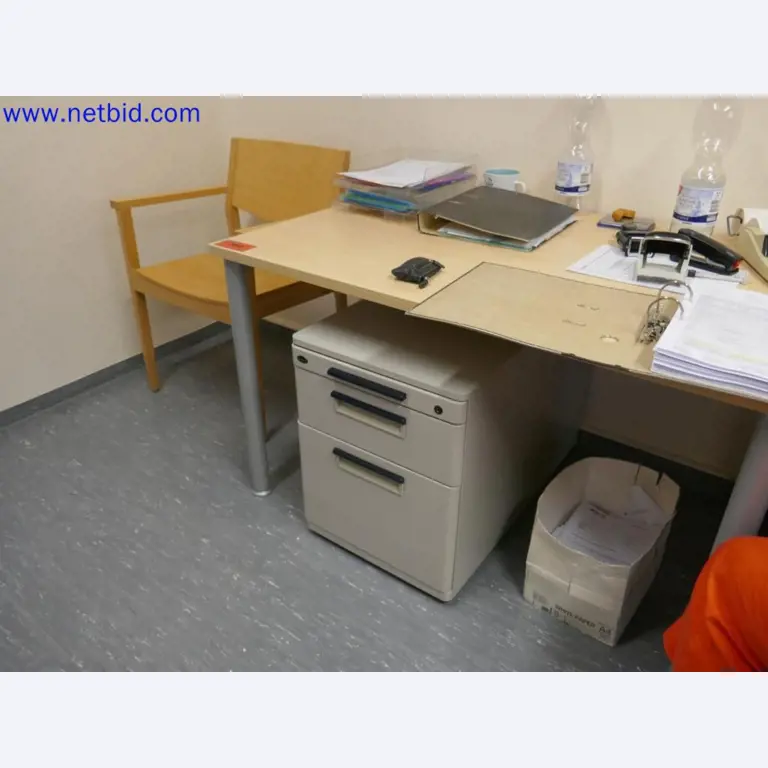 Medizinisch technische Geräte, Einrichtung und Mobiliar eines Krankenhauses-4