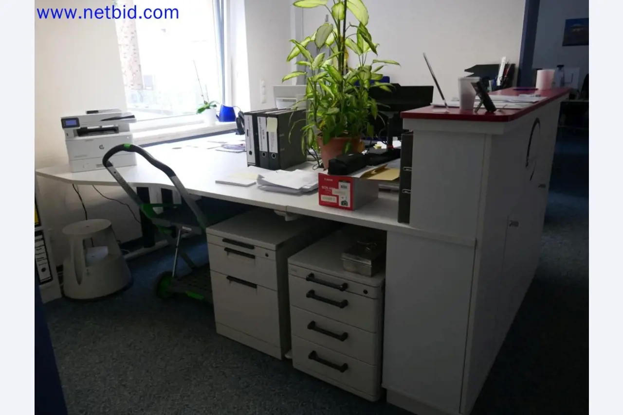 Dispositivos técnicos médicos, equipos y mobiliario de un hospital-1