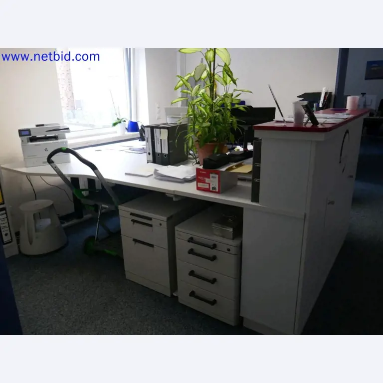 Dispositivos técnicos médicos, equipos y mobiliario de un hospital-1