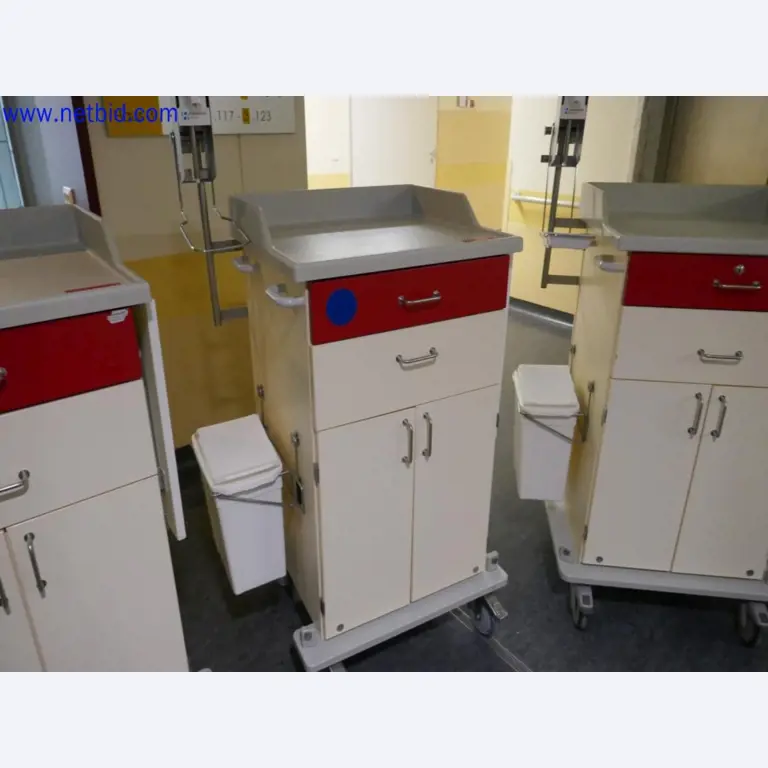 Medizinisch technische Geräte, Einrichtung und Mobiliar eines Krankenhauses-1