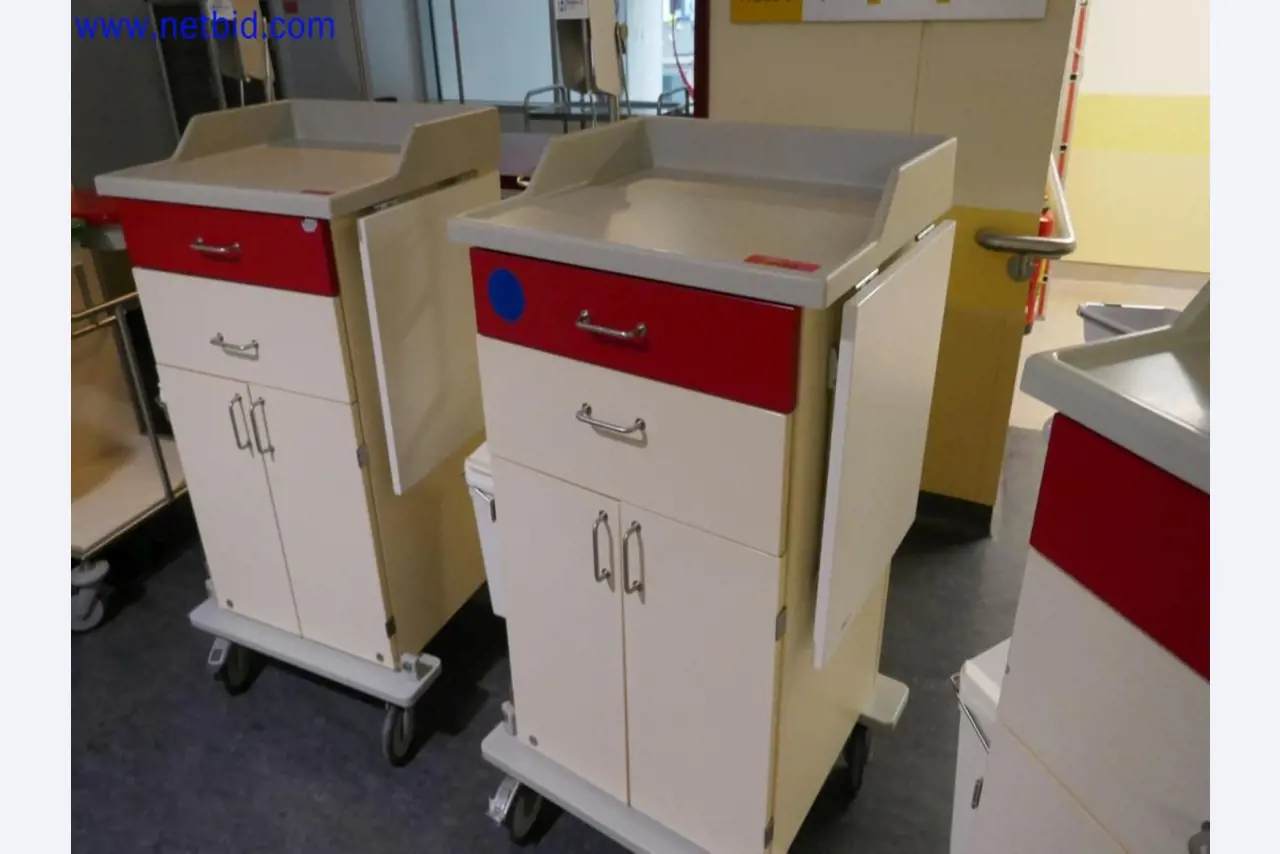 Medizinisch technische Geräte, Einrichtung und Mobiliar eines Krankenhauses-2