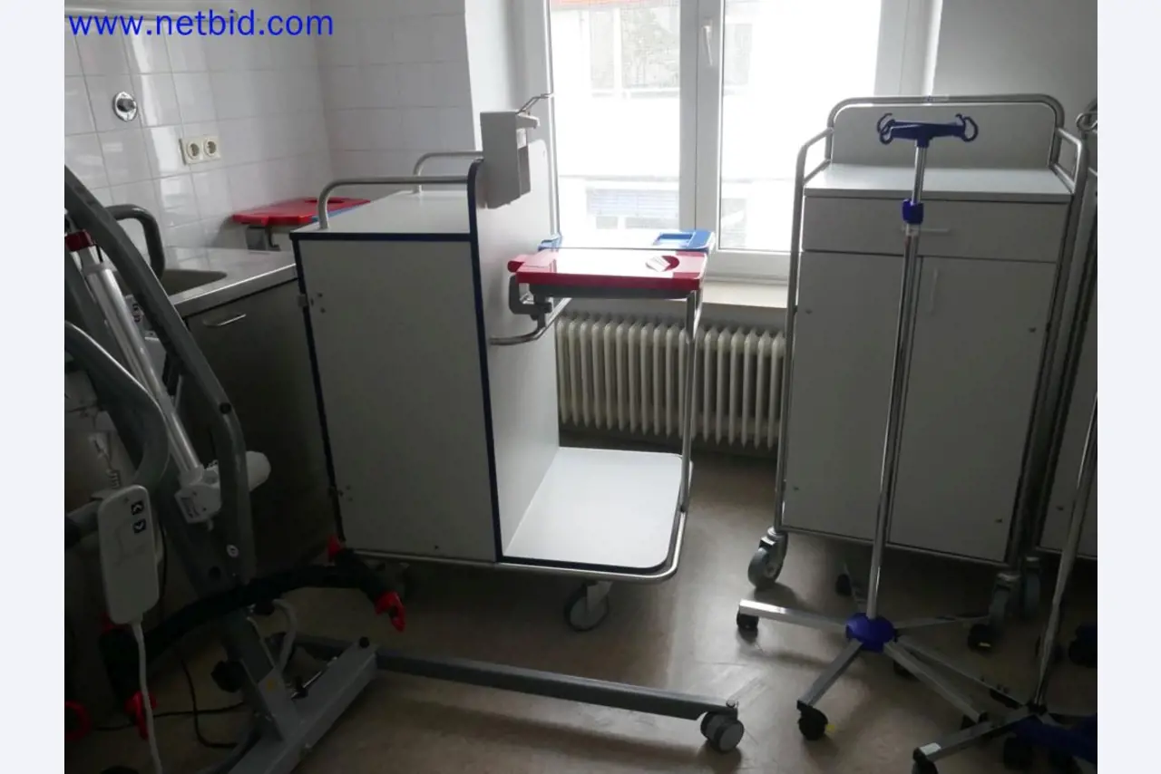 Medizinisch technische Geräte, Einrichtung und Mobiliar eines Krankenhauses-3