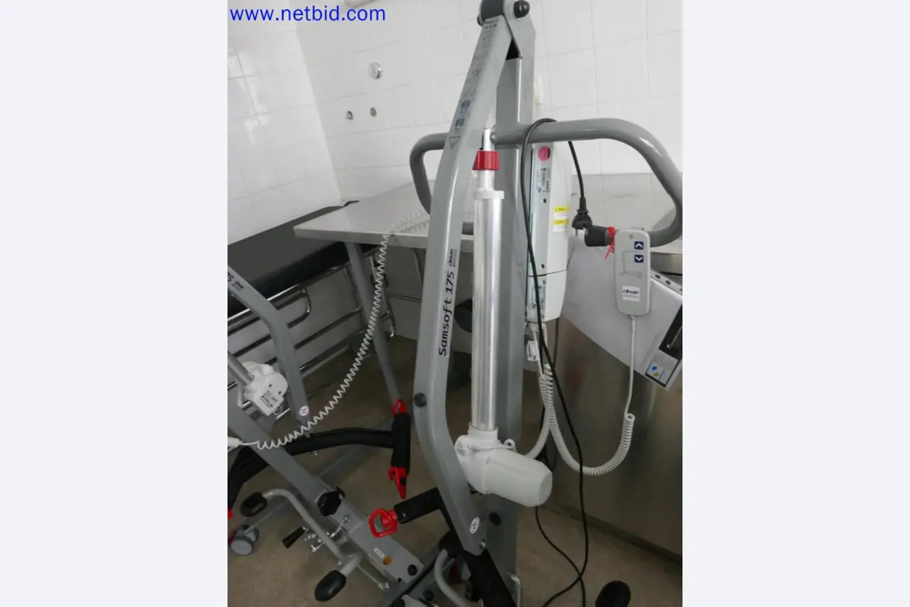 Medizinisch technische Geräte, Einrichtung und Mobiliar eines Krankenhauses-4