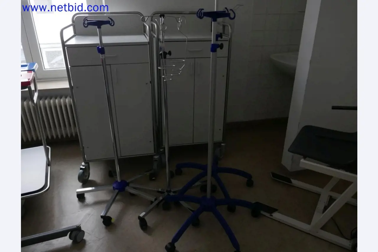 Medizinisch technische Geräte, Einrichtung und Mobiliar eines Krankenhauses-6