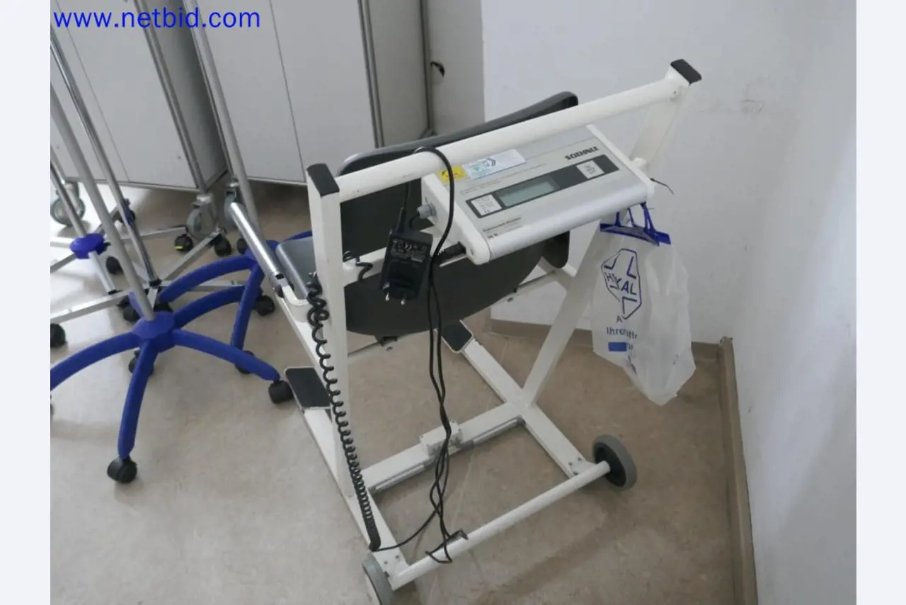 Medizinisch technische Geräte, Einrichtung und Mobiliar eines Krankenhauses-7