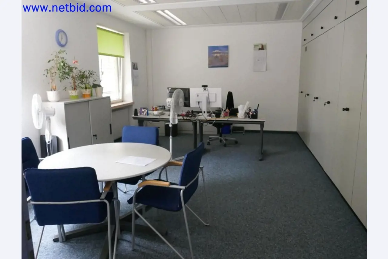 Dispositivos técnicos médicos, equipos y mobiliario de un hospital-1