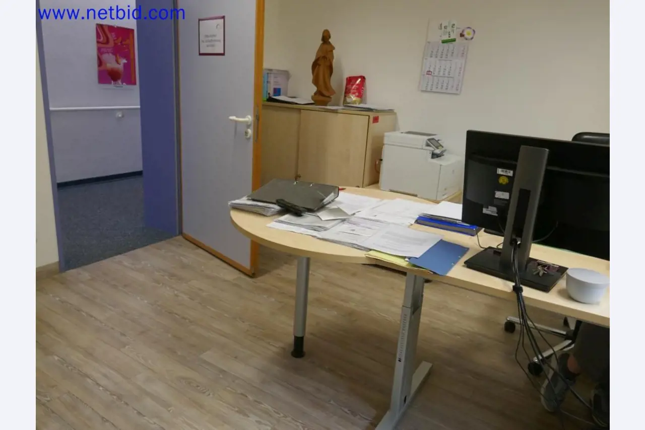 Dispositivos técnicos médicos, equipos y mobiliario de un hospital-10