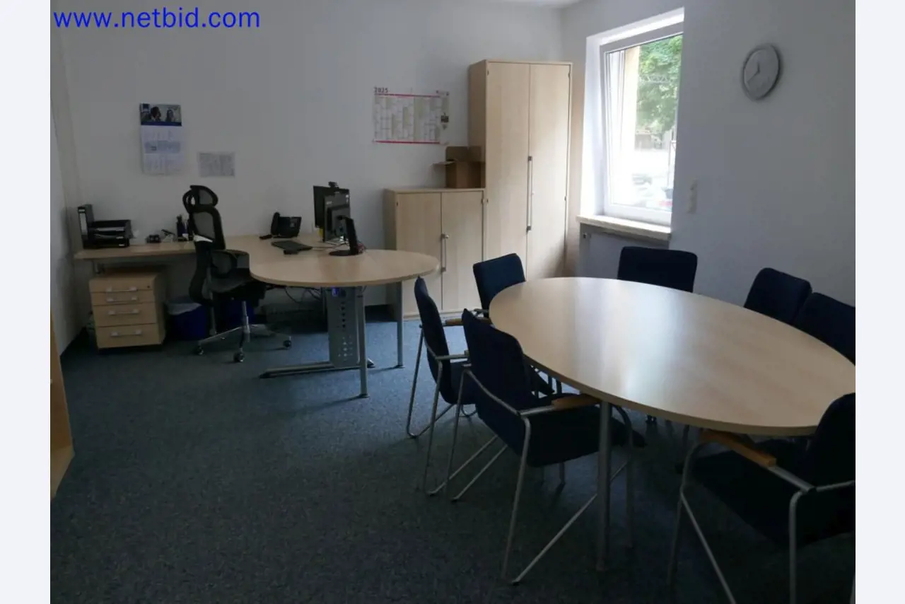 Dispositivos técnicos médicos, equipos y mobiliario de un hospital-1