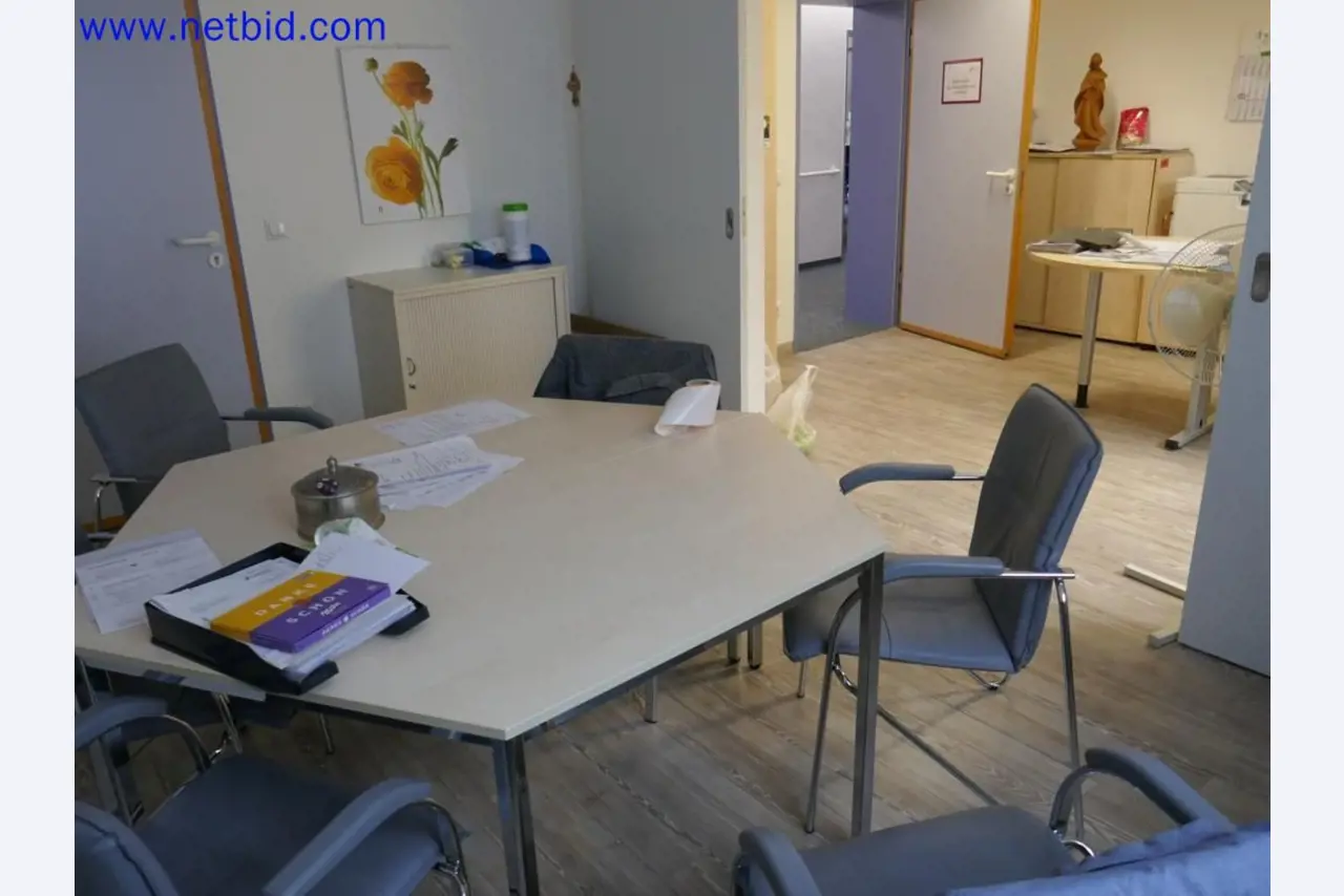 Dispositivos técnicos médicos, equipos y mobiliario de un hospital-8