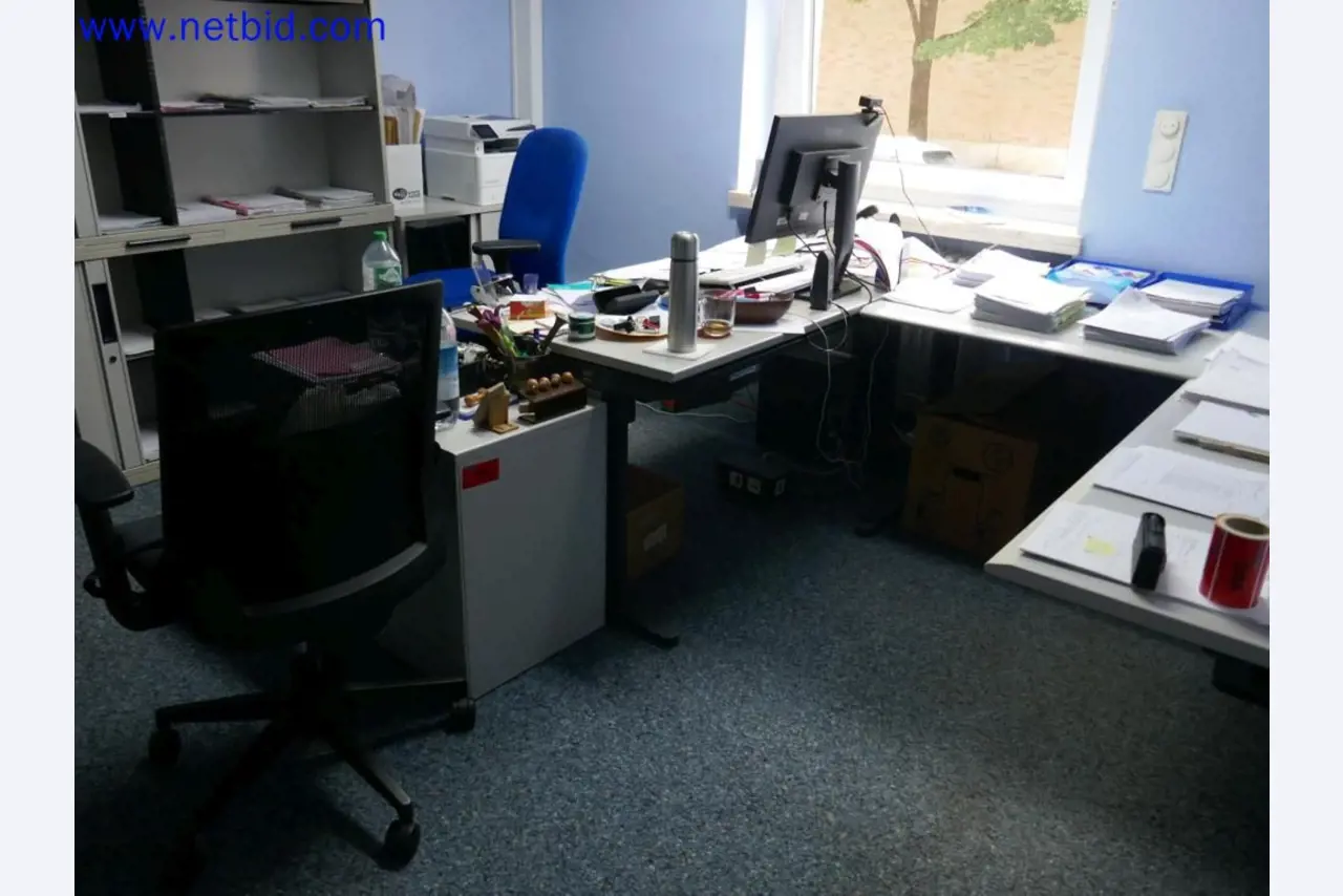 Dispositivos técnicos médicos, equipos y mobiliario de un hospital-1