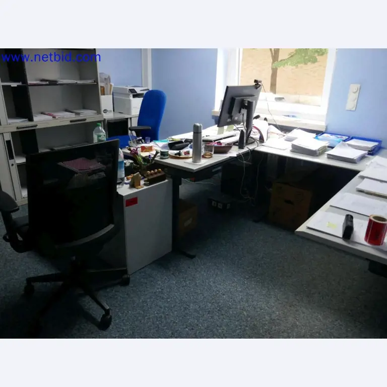 Dispositivos técnicos médicos, equipos y mobiliario de un hospital-1