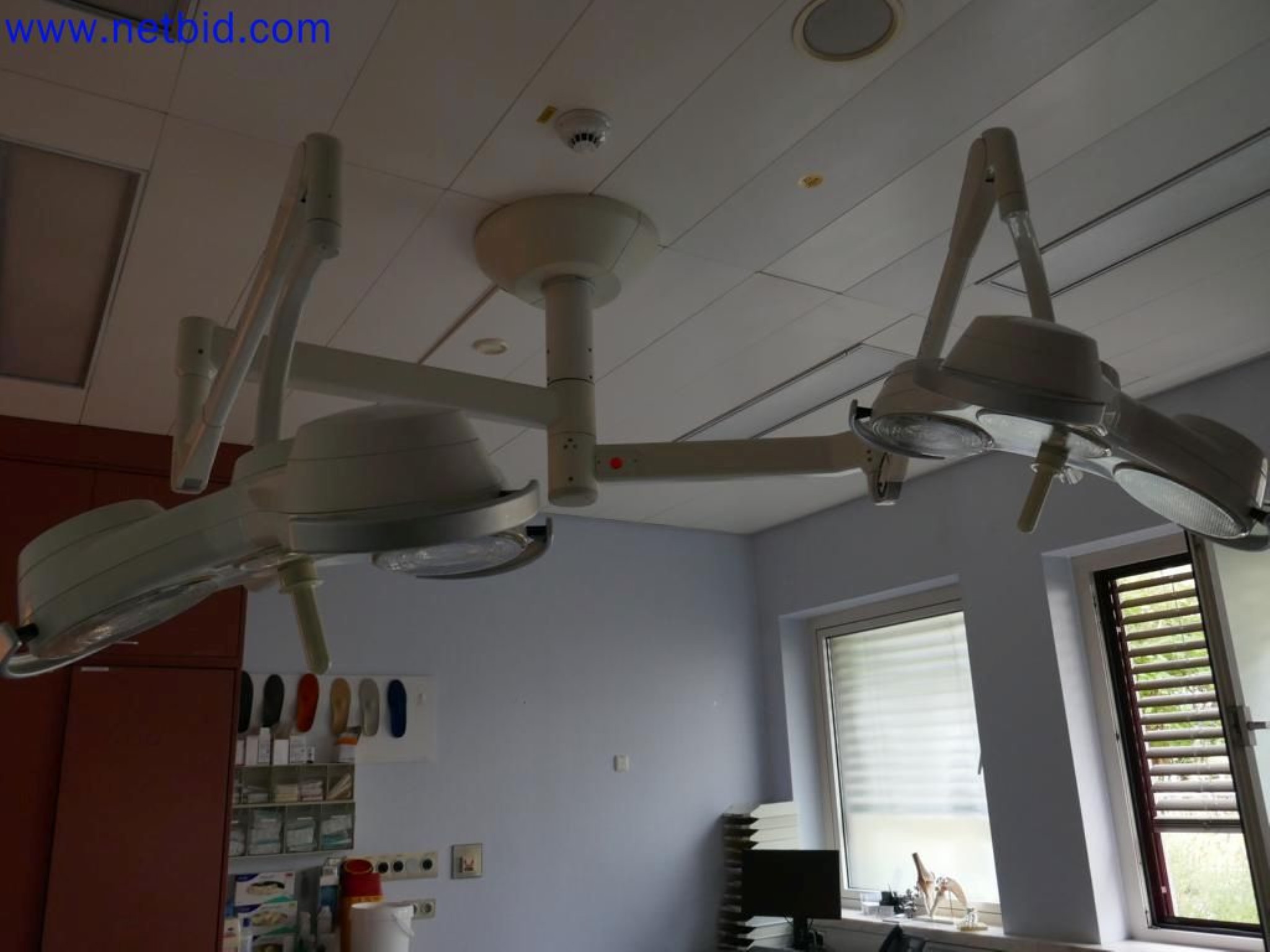 Medyczne urządzenia techniczne, wyposażenie i meble szpitalne-5