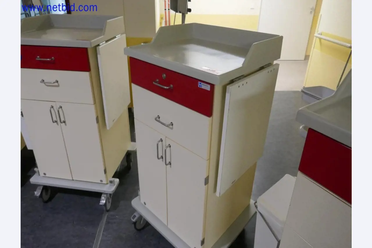 Medizinisch technische Geräte, Einrichtung und Mobiliar eines Krankenhauses-1