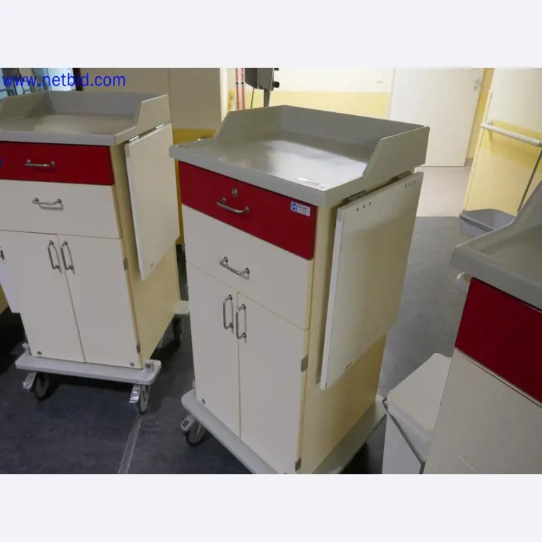 Medizinisch technische Geräte, Einrichtung und Mobiliar eines Krankenhauses-1