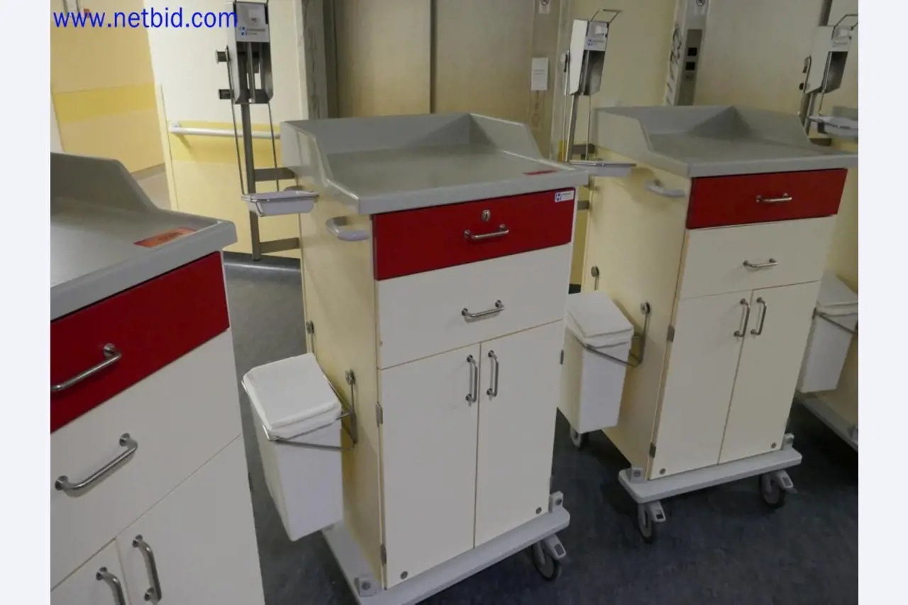 Medizinisch technische Geräte, Einrichtung und Mobiliar eines Krankenhauses-2