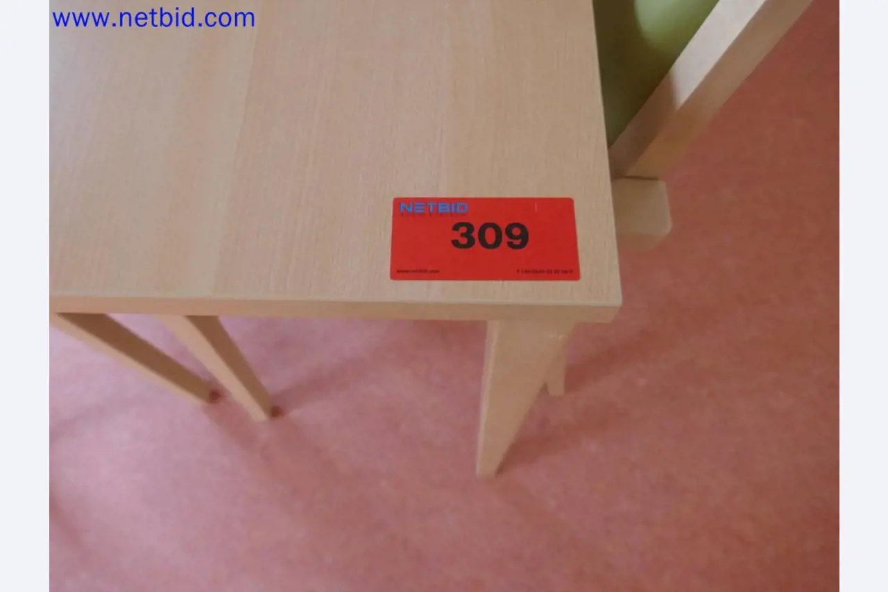 Medizinisch technische Geräte, Einrichtung und Mobiliar eines Krankenhauses-7