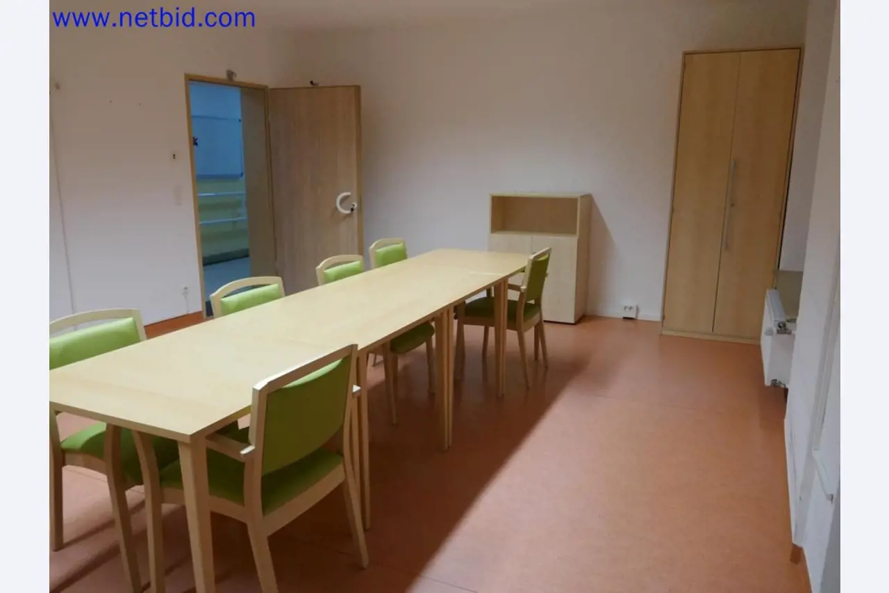 Medizinisch technische Geräte, Einrichtung und Mobiliar eines Krankenhauses-8