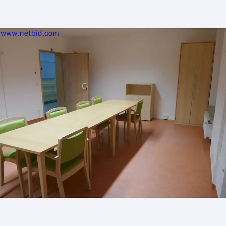 Medizinisch technische Geräte, Einrichtung und Mobiliar eines Krankenhauses-8