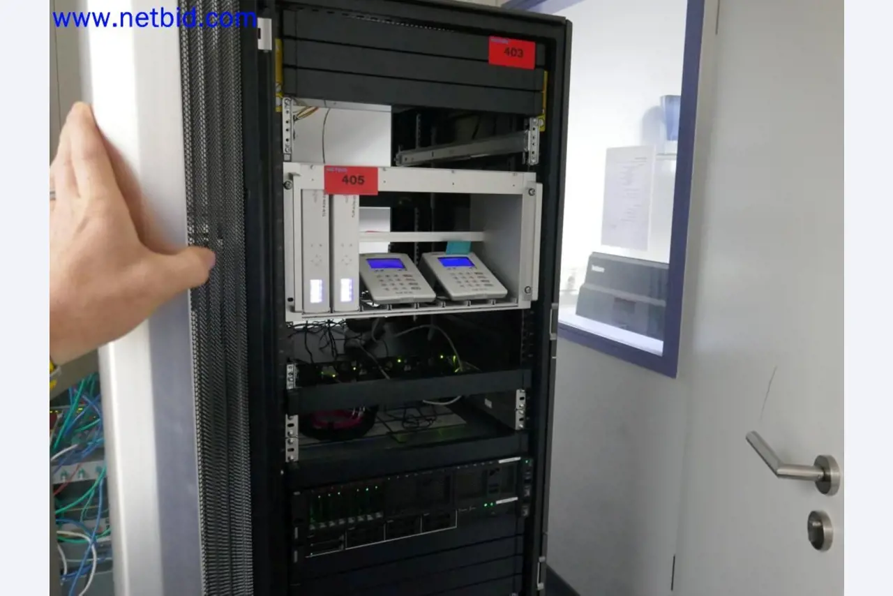 Medizinisch technische Geräte, Einrichtung und Mobiliar eines Krankenhauses-1