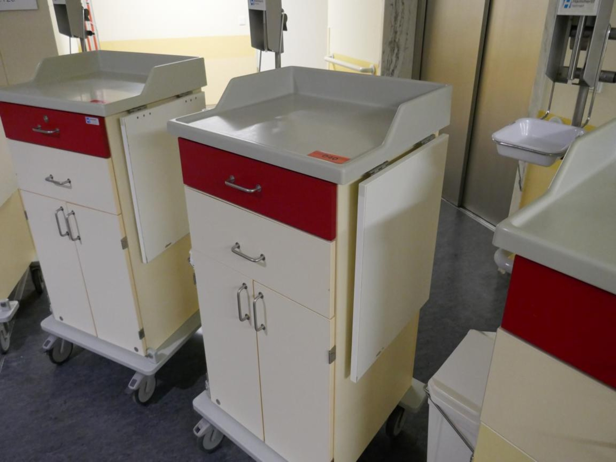 Dispositivos técnicos médicos, equipamento e mobiliário de um hospital-1