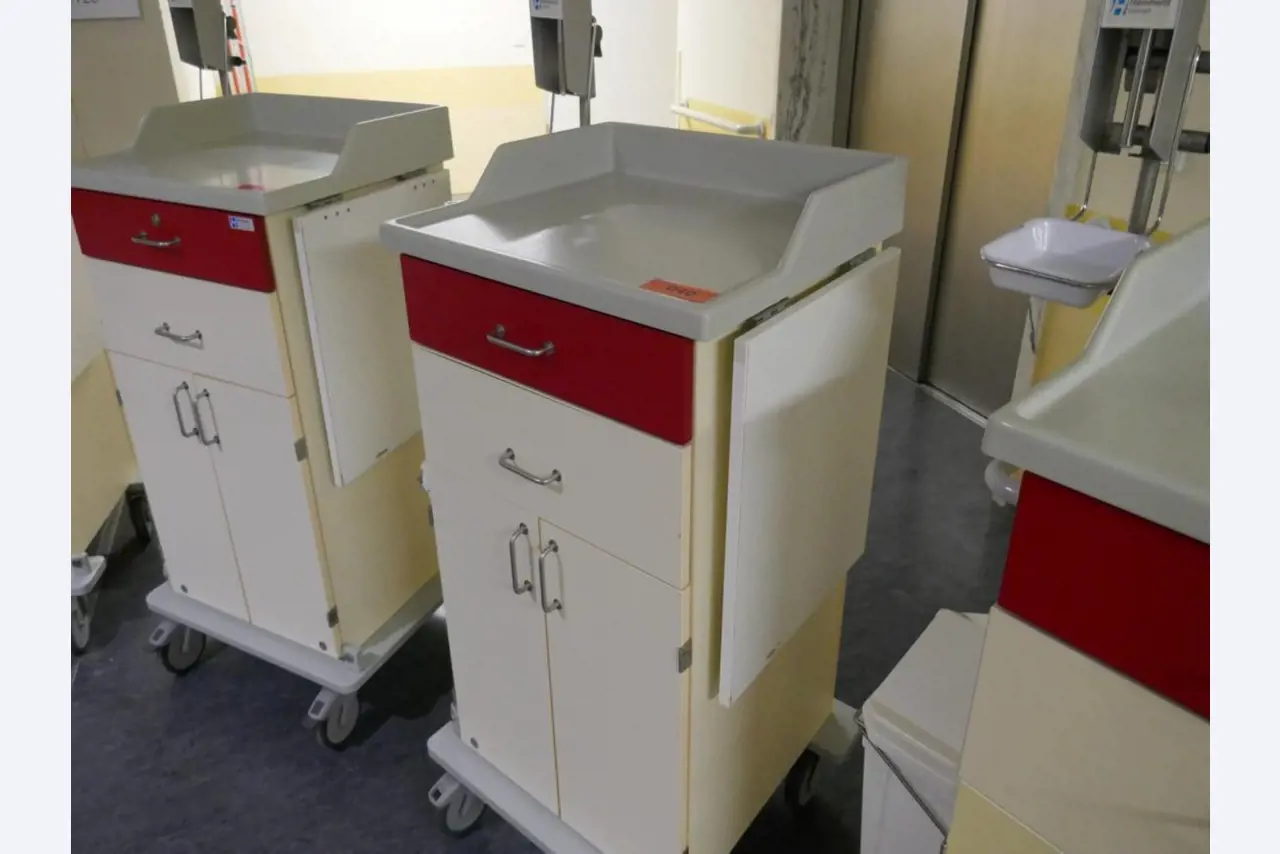 Medizinisch technische Geräte, Einrichtung und Mobiliar eines Krankenhauses-1