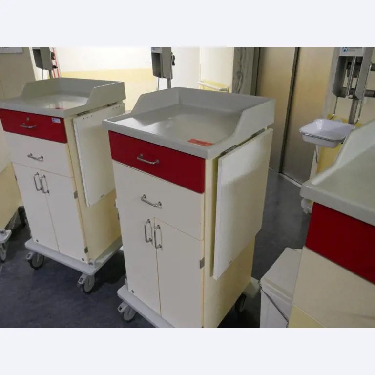 Medizinisch technische Geräte, Einrichtung und Mobiliar eines Krankenhauses-1