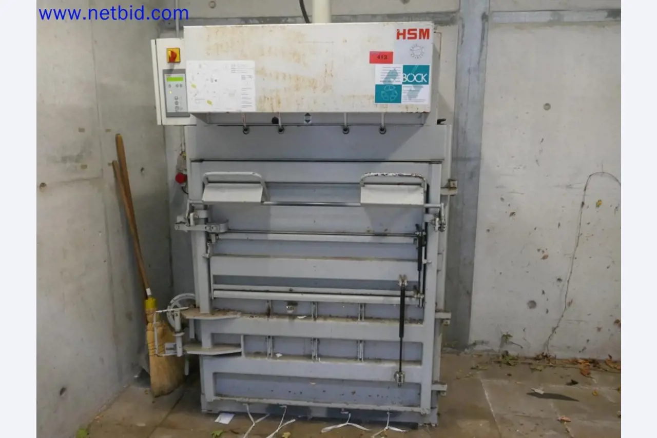 Medizinisch technische Geräte, Einrichtung und Mobiliar eines Krankenhauses-1