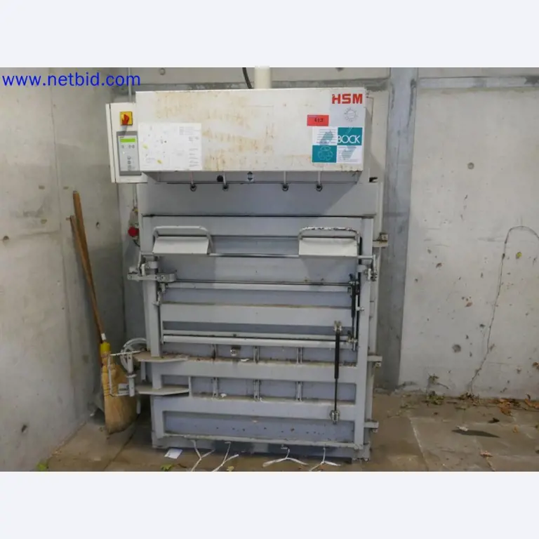 Medizinisch technische Geräte, Einrichtung und Mobiliar eines Krankenhauses-1