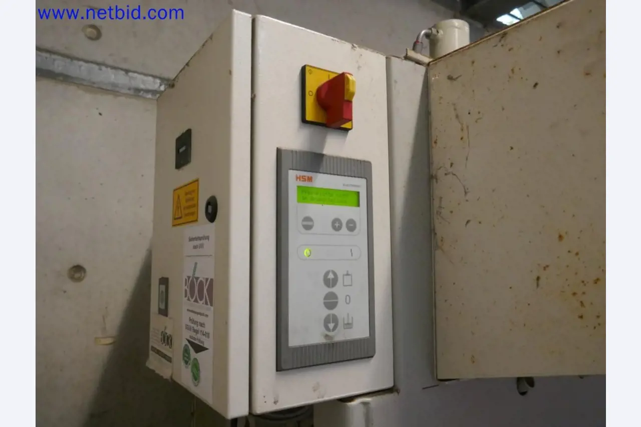 Medizinisch technische Geräte, Einrichtung und Mobiliar eines Krankenhauses-2