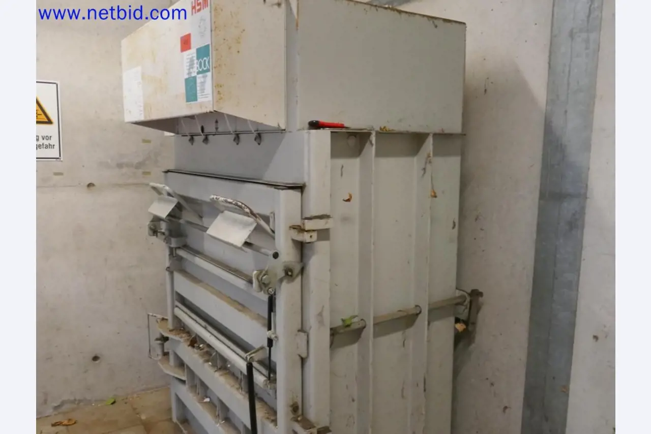 Medizinisch technische Geräte, Einrichtung und Mobiliar eines Krankenhauses-6