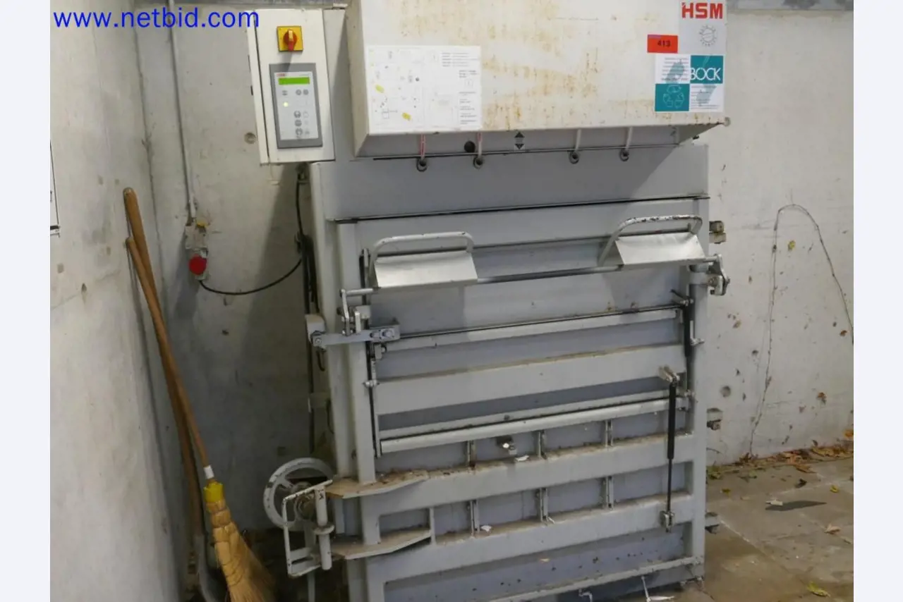 Medizinisch technische Geräte, Einrichtung und Mobiliar eines Krankenhauses-7