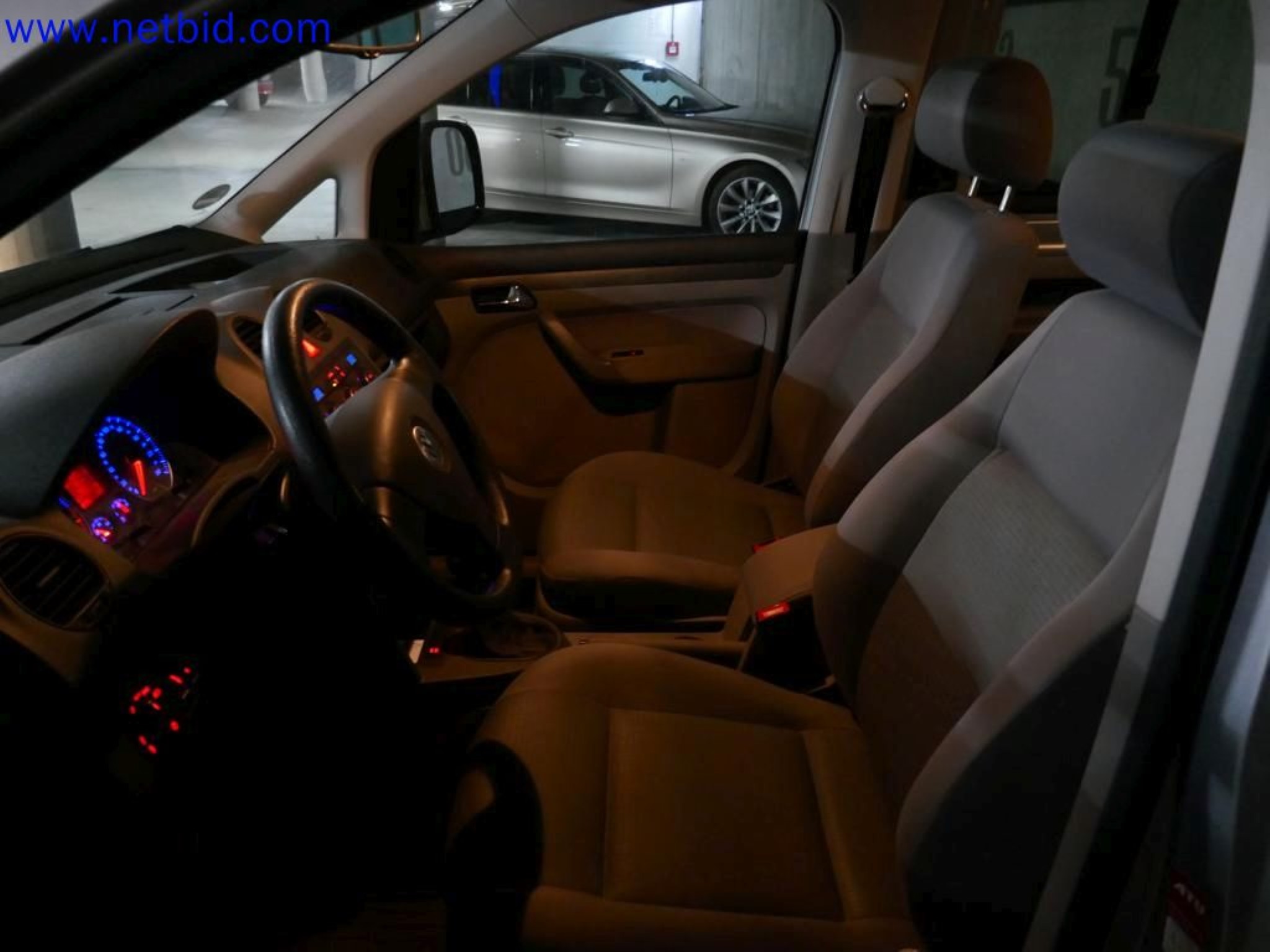 Medyczne urządzenia techniczne, wyposażenie i meble szpitalne-10