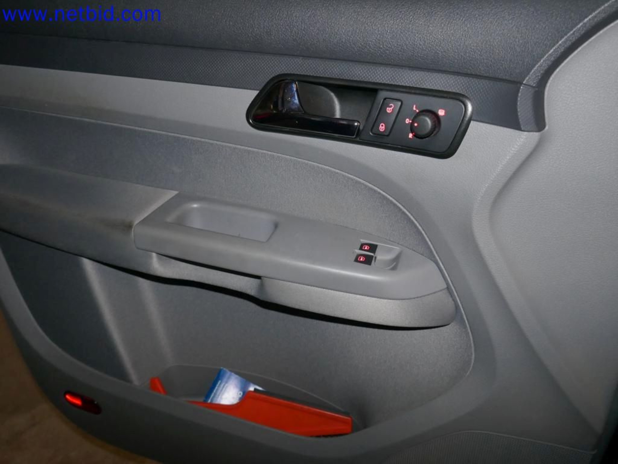 Medyczne urządzenia techniczne, wyposażenie i meble szpitalne-11