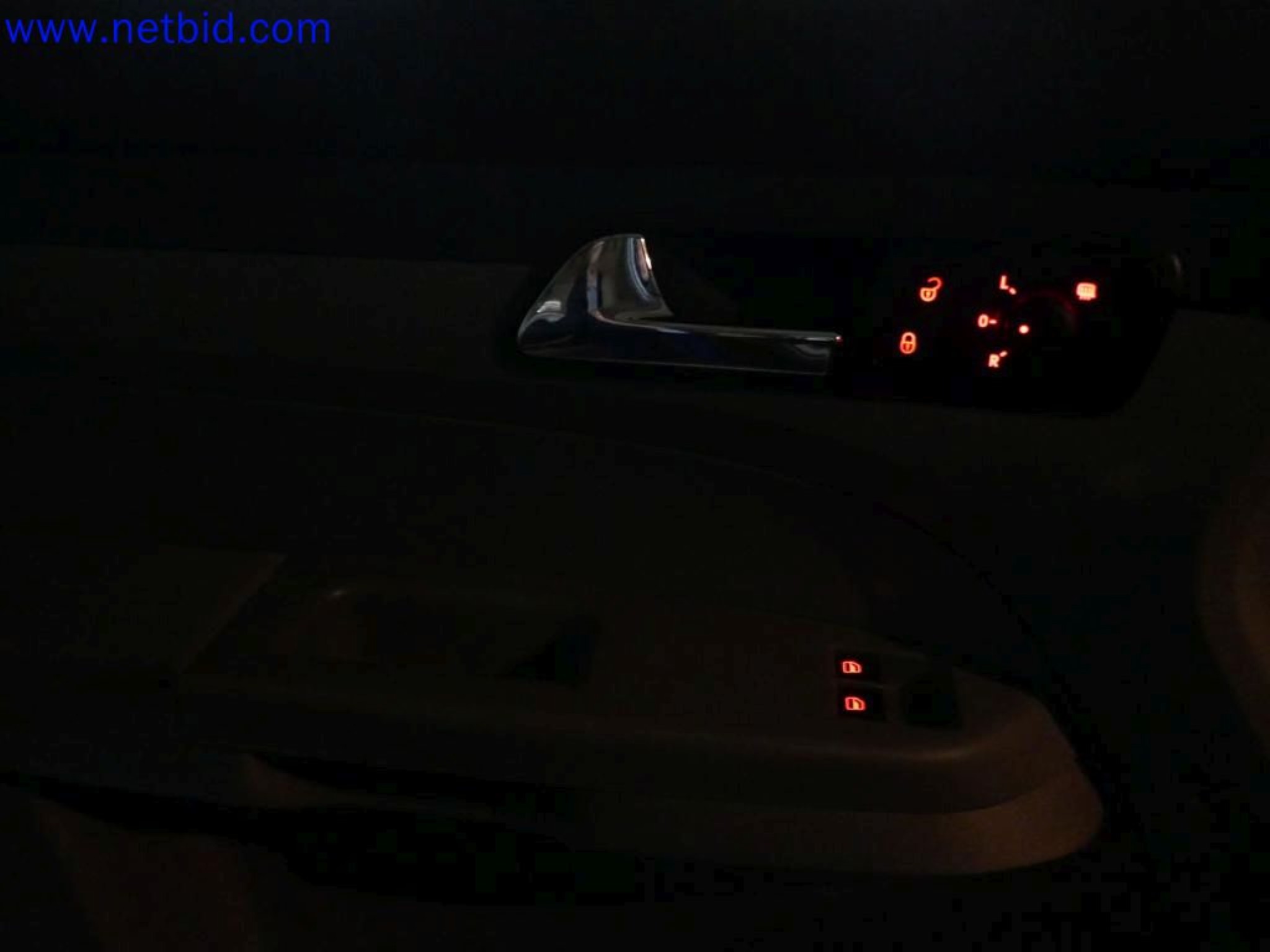 Medyczne urządzenia techniczne, wyposażenie i meble szpitalne-14