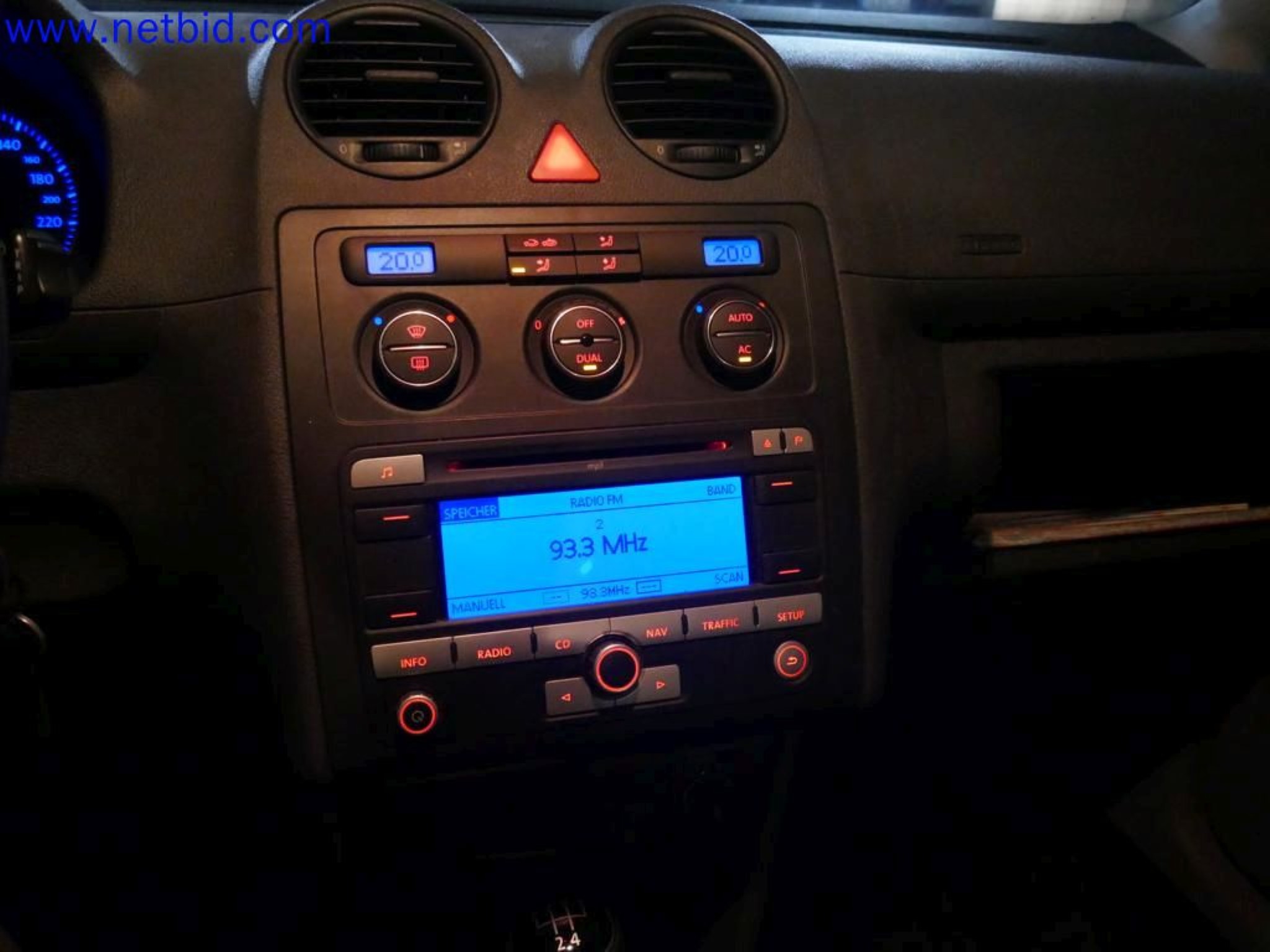 Medyczne urządzenia techniczne, wyposażenie i meble szpitalne-15