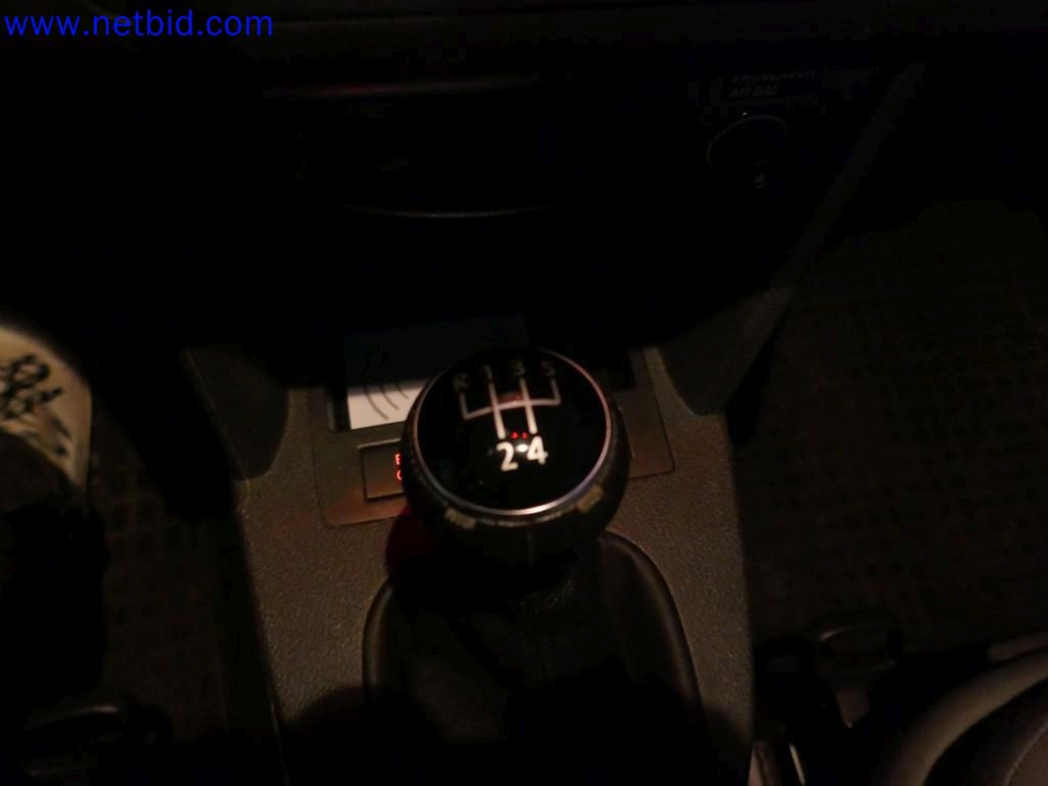 Medyczne urządzenia techniczne, wyposażenie i meble szpitalne-17