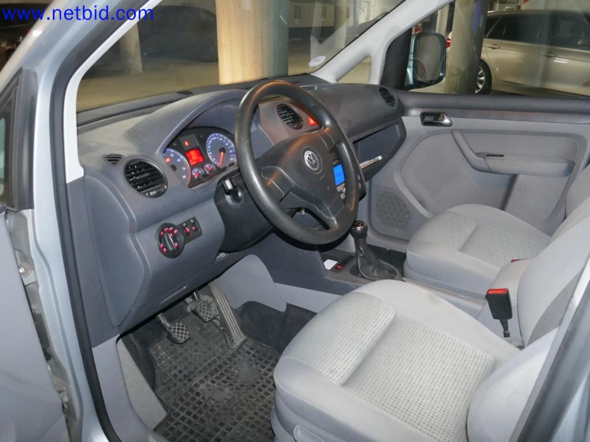 Medyczne urządzenia techniczne, wyposażenie i meble szpitalne-9