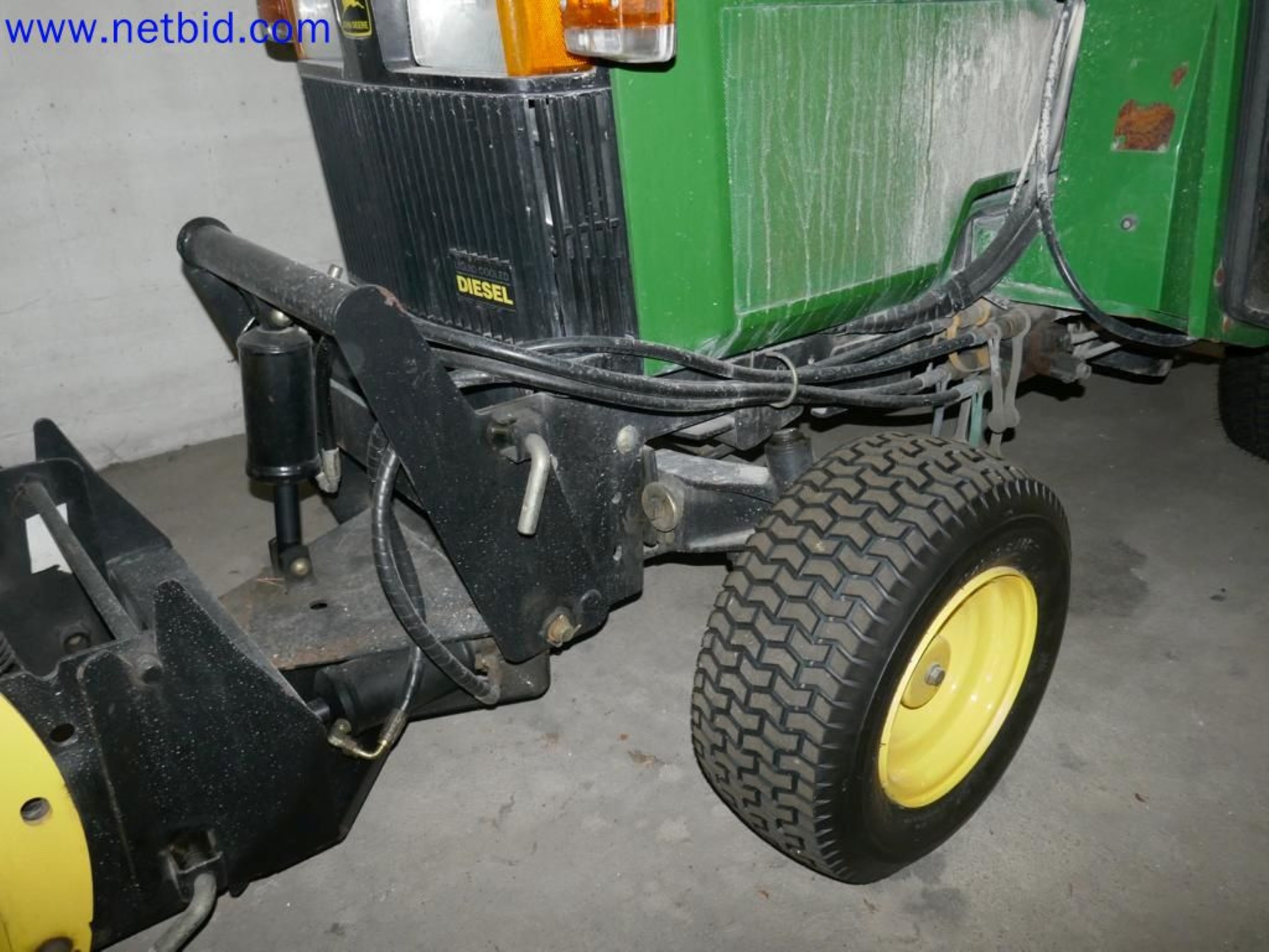 Medyczne urządzenia techniczne, wyposażenie i meble szpitalne-10