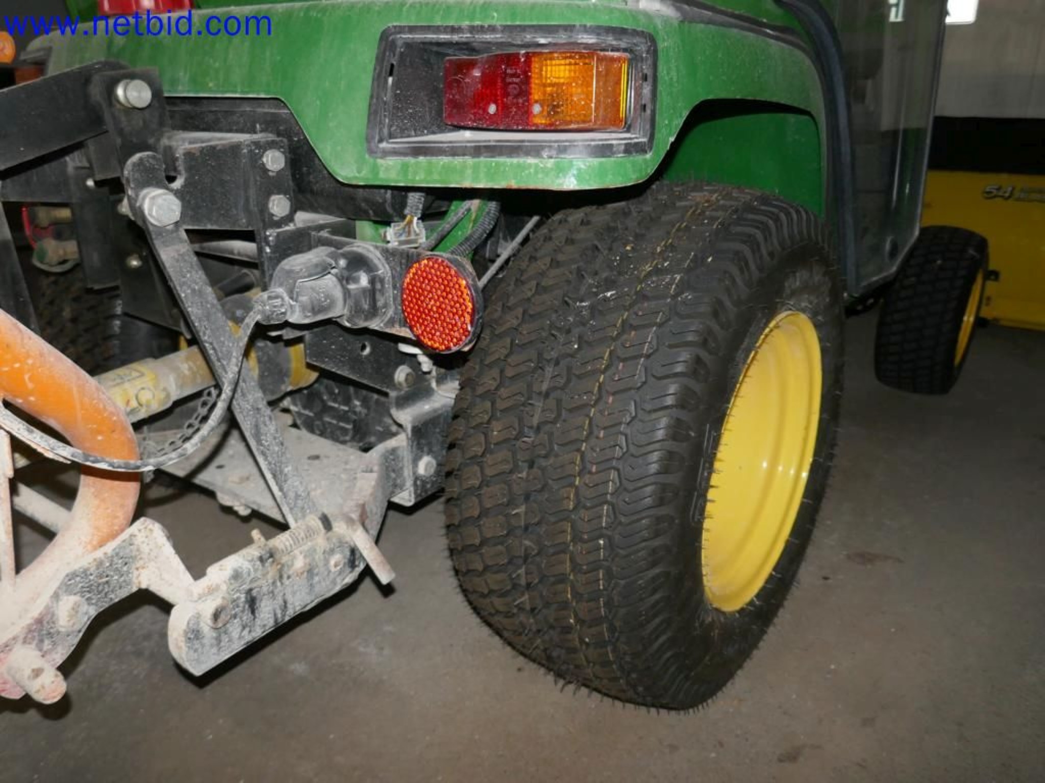 Medyczne urządzenia techniczne, wyposażenie i meble szpitalne-12