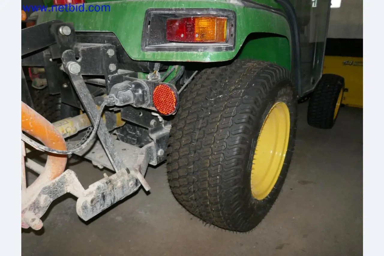 Medyczne urządzenia techniczne, wyposażenie i meble szpitalne-12