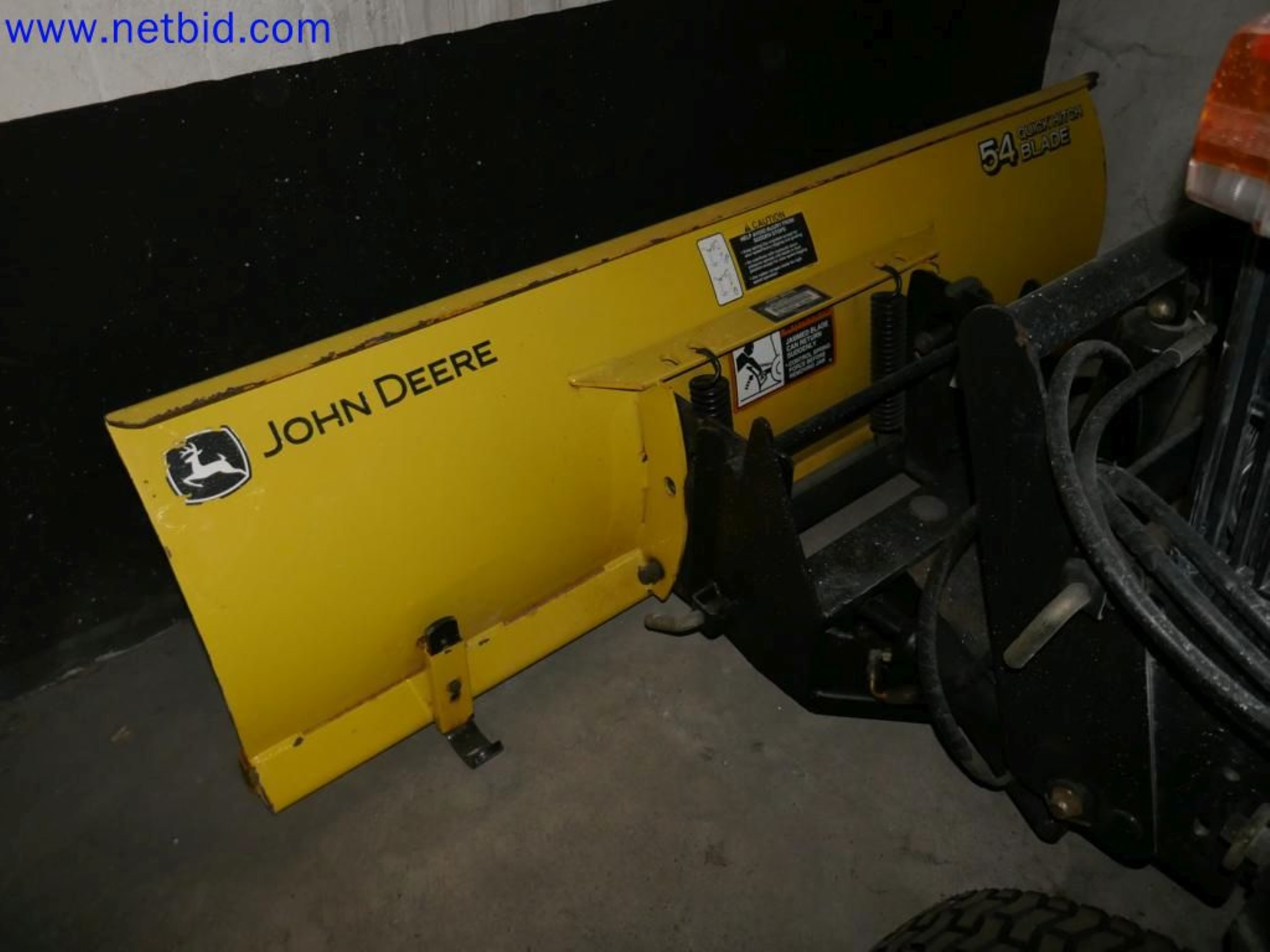 Medyczne urządzenia techniczne, wyposażenie i meble szpitalne-15