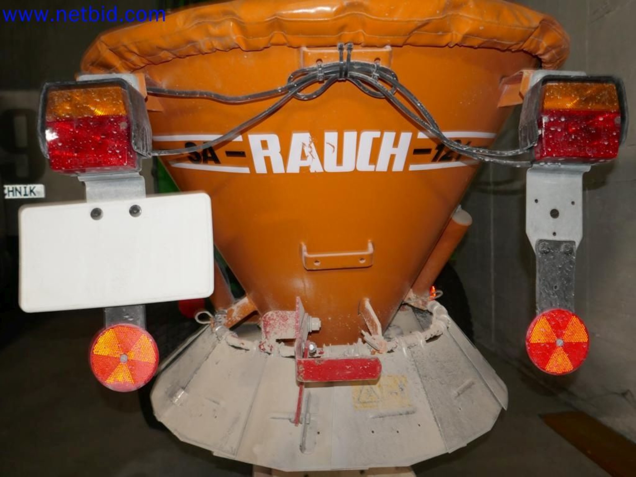 Medyczne urządzenia techniczne, wyposażenie i meble szpitalne-17