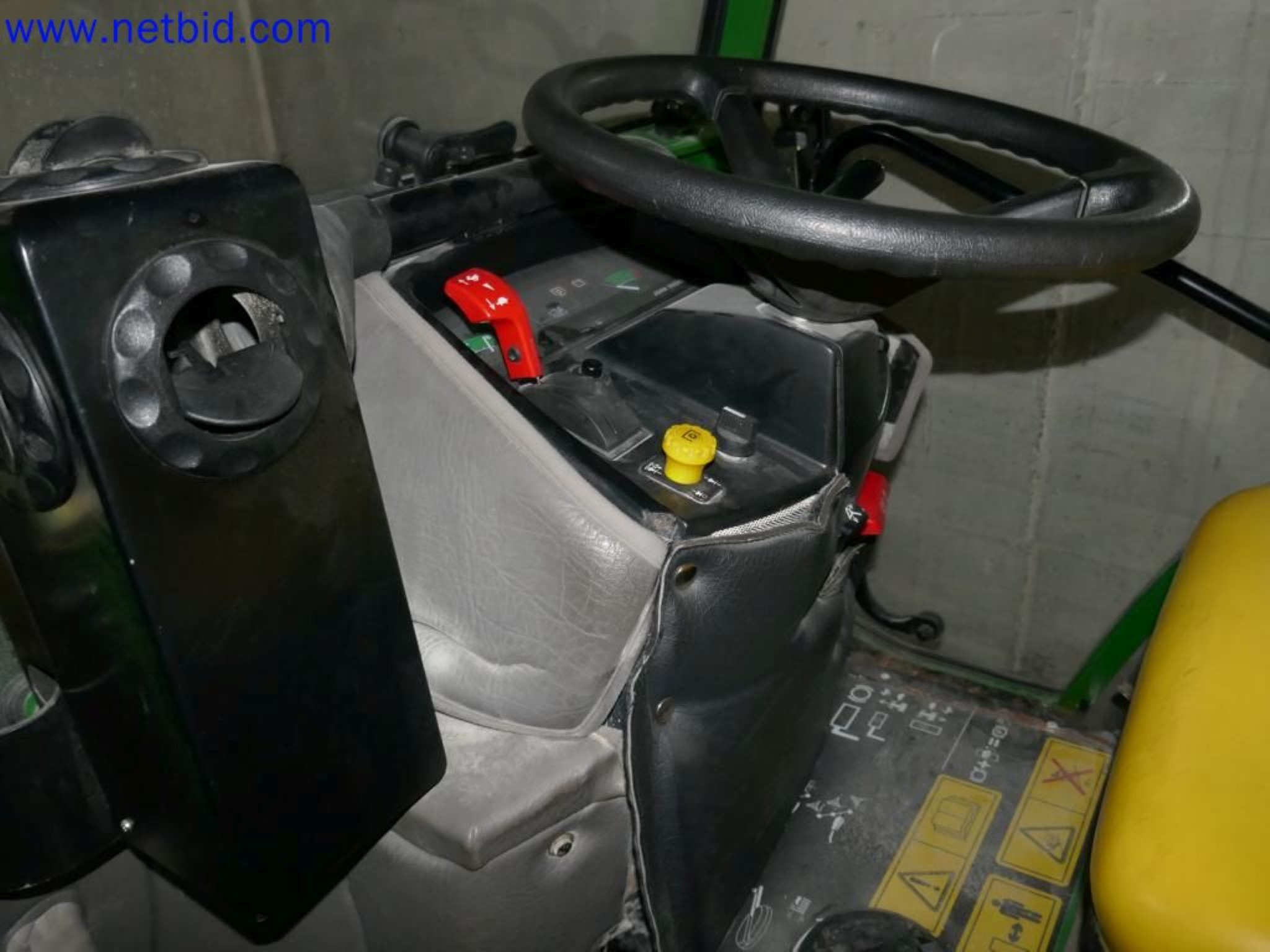 Medyczne urządzenia techniczne, wyposażenie i meble szpitalne-3