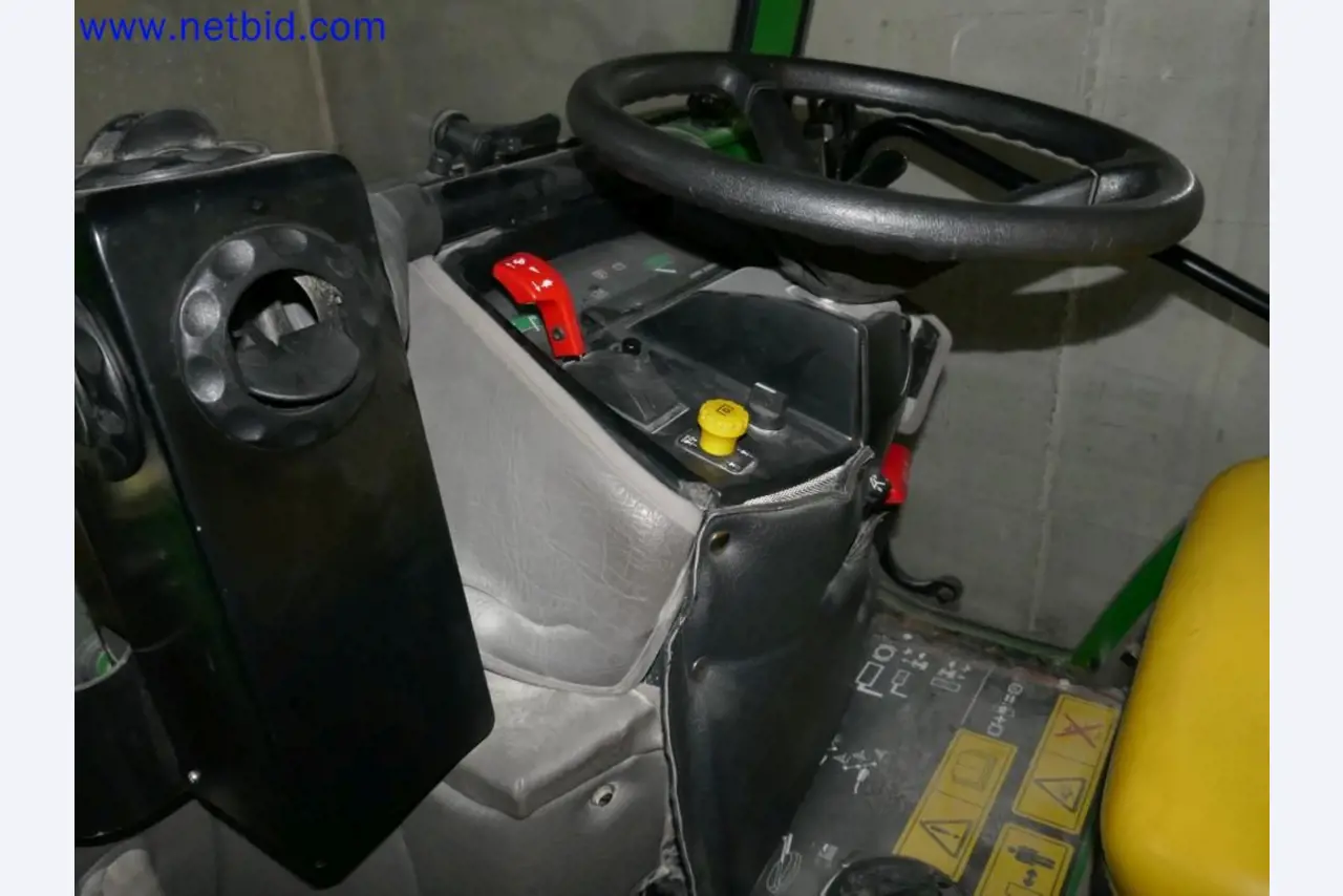 Medyczne urządzenia techniczne, wyposażenie i meble szpitalne-3